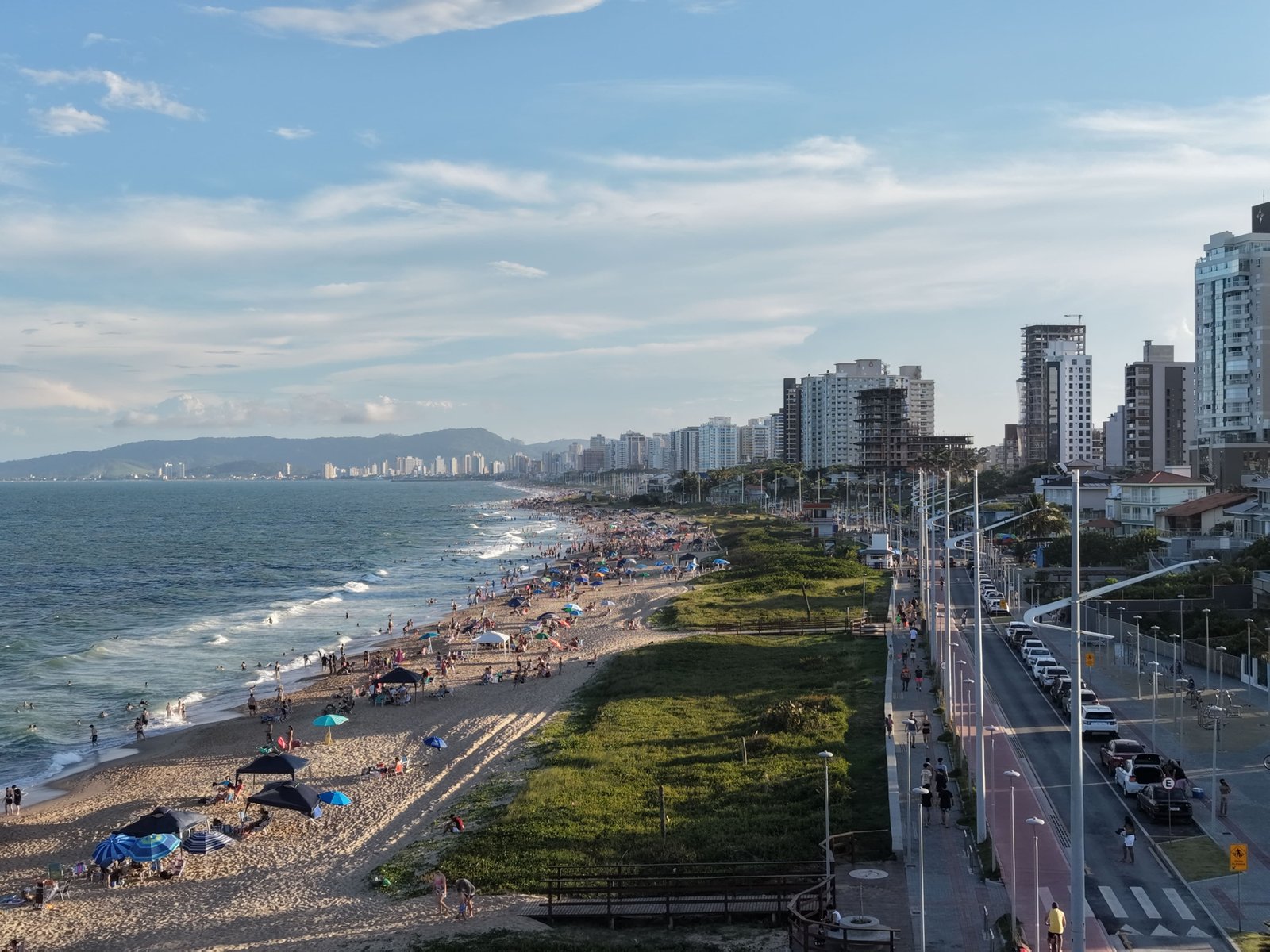Praia de Balneário Piçarras ao entardecer