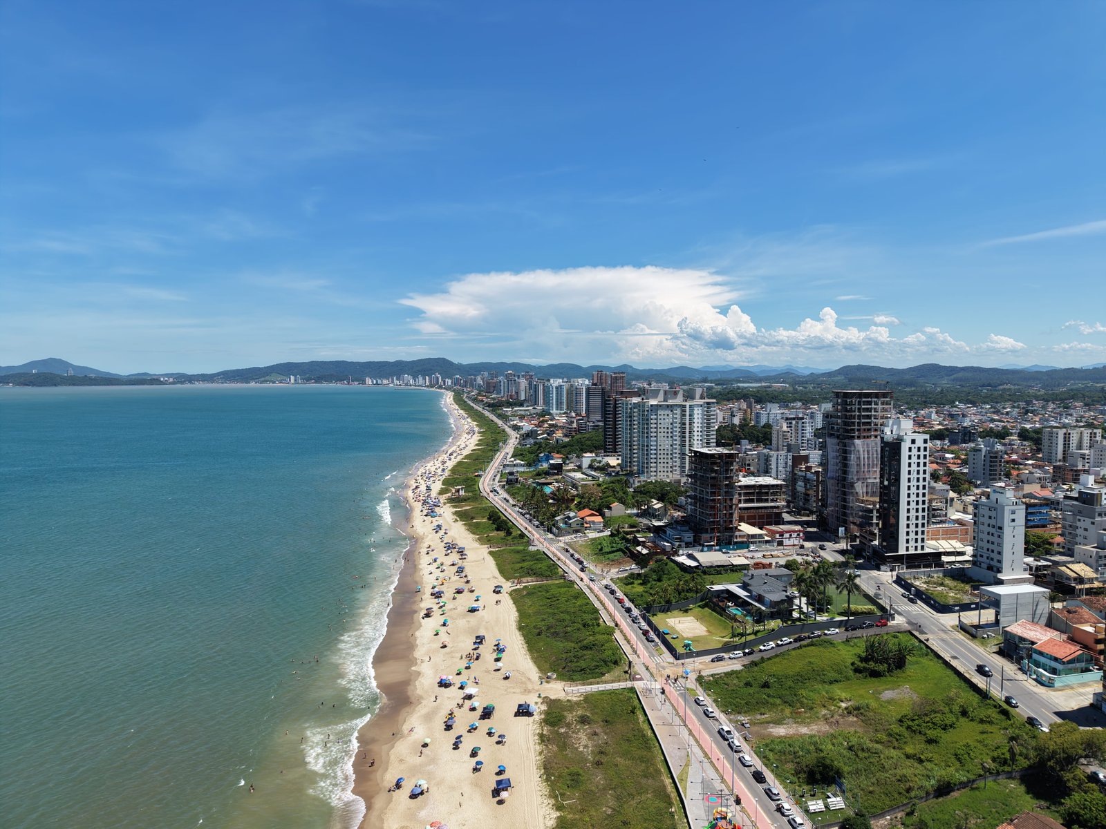 Praia de Balneário Piçarras ao entardecer